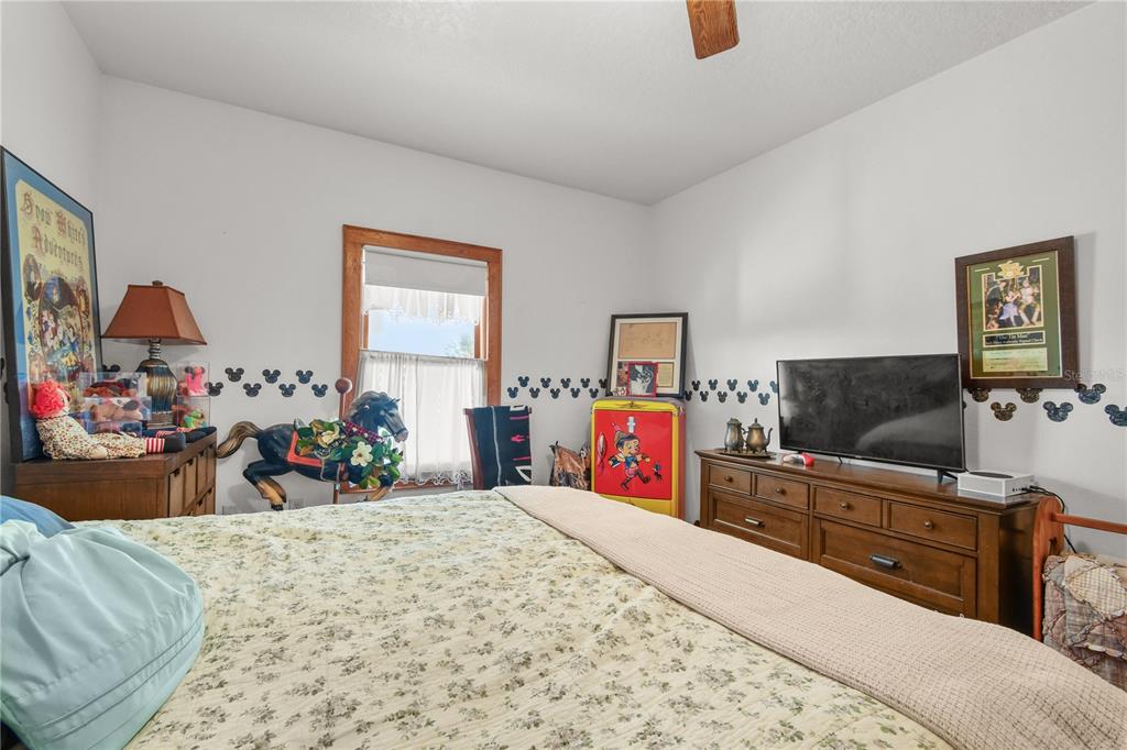 10807 Northwest Lily County Line Road Ona, FL 33865 - Photo 68 of 91 a bedroom with furniture and a flat screen tv