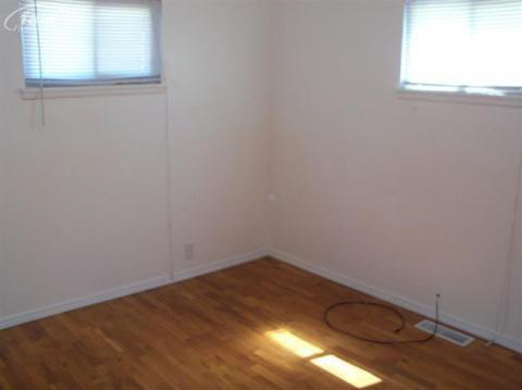 6106 Hopkins Road Flint, MI 48506 - Photo 12 of 15 20145103-11.JPG