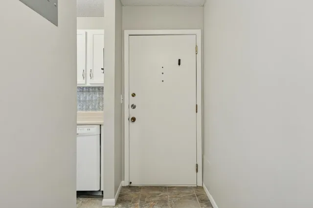 $95,000 | 401 East Burnsville Parkway, Unit 106, Burnsville, MN 55337