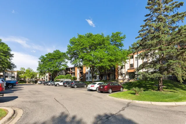 $95,000 | 401 East Burnsville Parkway, Unit 106, Burnsville, MN 55337