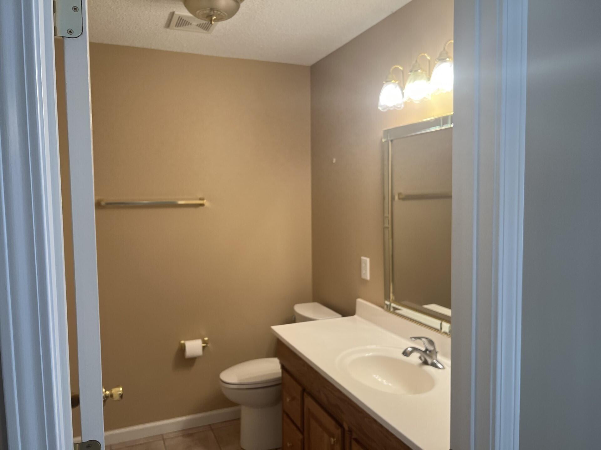 159 Monarch Drive Bristol, VA 24201 - Photo 17 of 27 Monarch Hall Bath