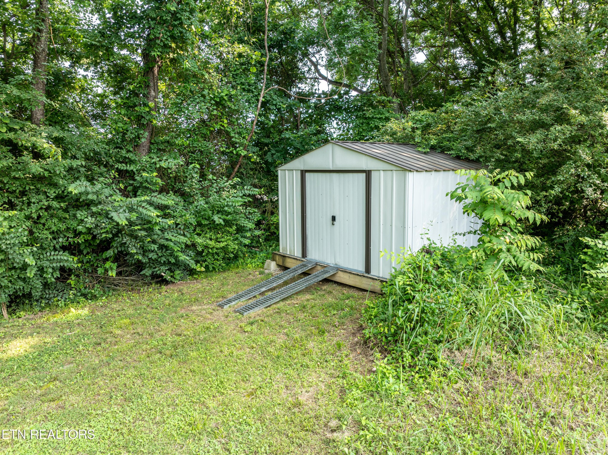 460 Lee Shirley Road Greenback, TN 37742 - Photo 21 of 29 a view of a small yard