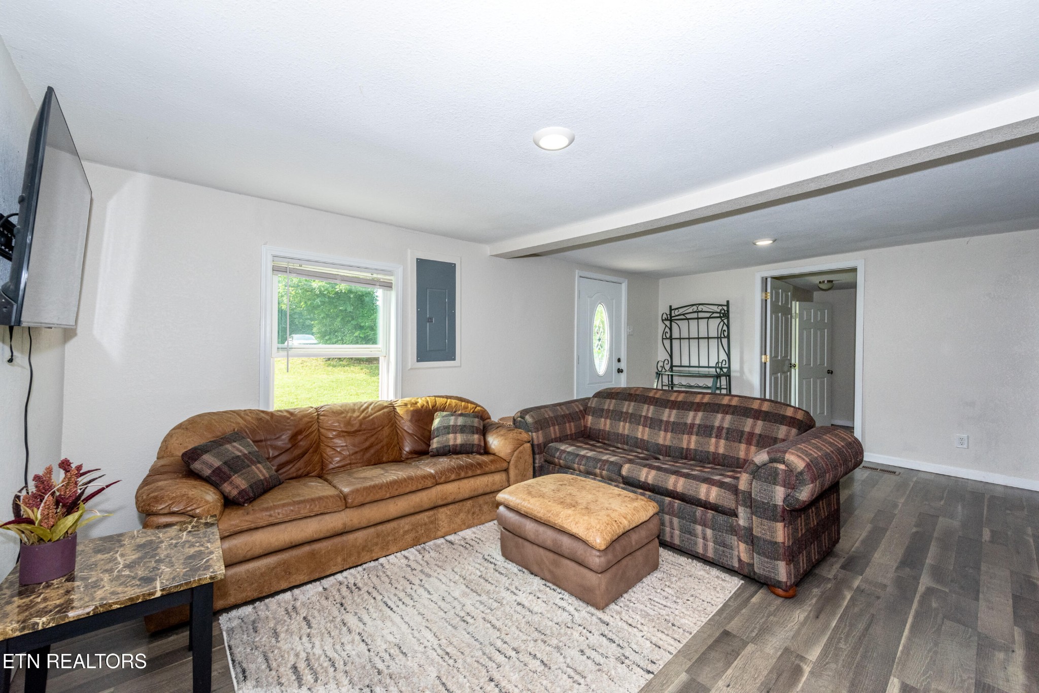 460 Lee Shirley Road Greenback, TN 37742 - Photo 10 of 29 a living room with furniture a couch and a window