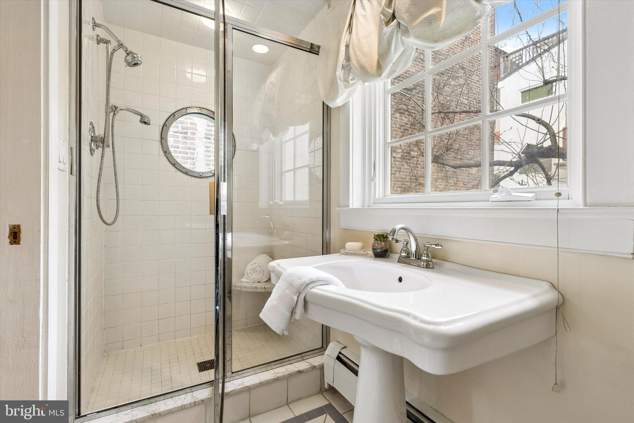 519 Pine Street Philadelphia, PA 19106 - Photo 19 of 42 Full Bath