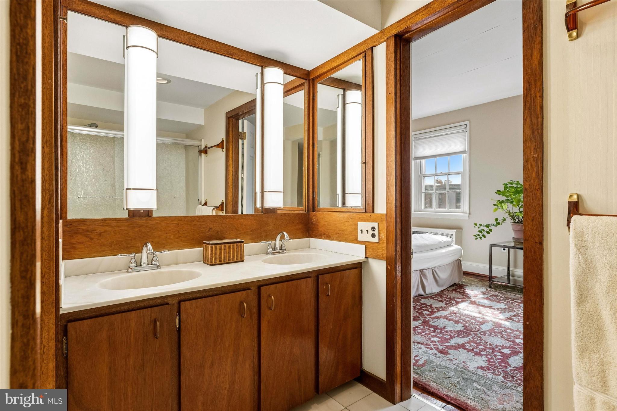 519 Pine Street Philadelphia, PA 19106 - Photo 32 of 42 Full Bath