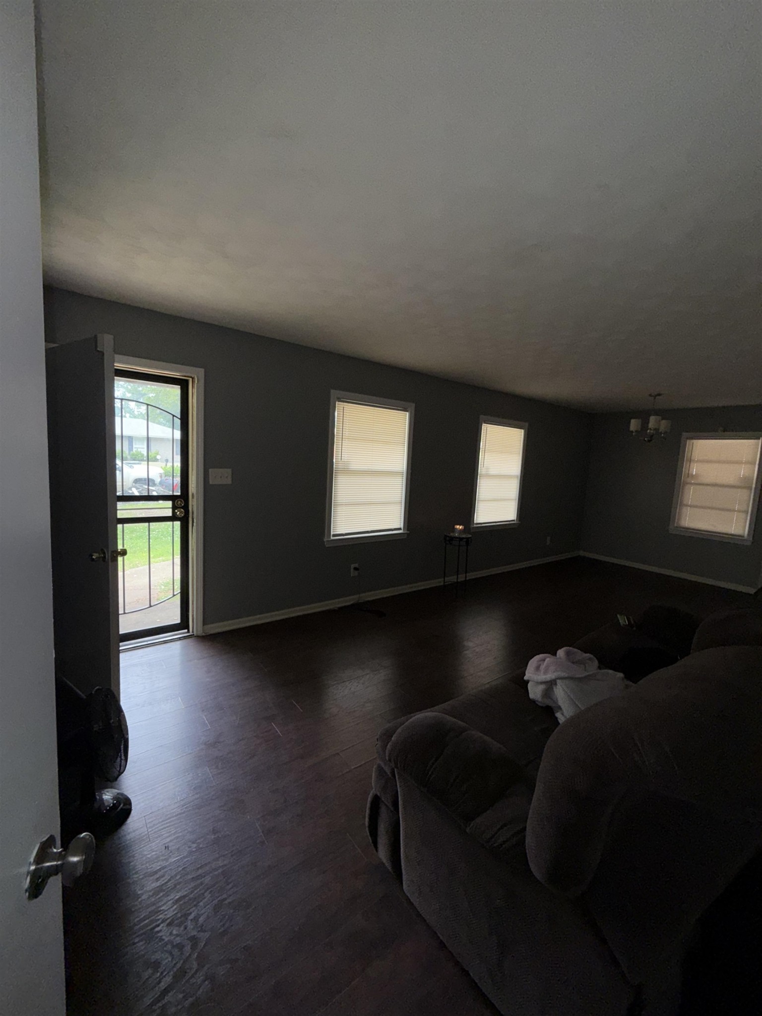 179 Ivan Road Memphis, TN 38109 - Photo 4 of 22 a living room with furniture and a window