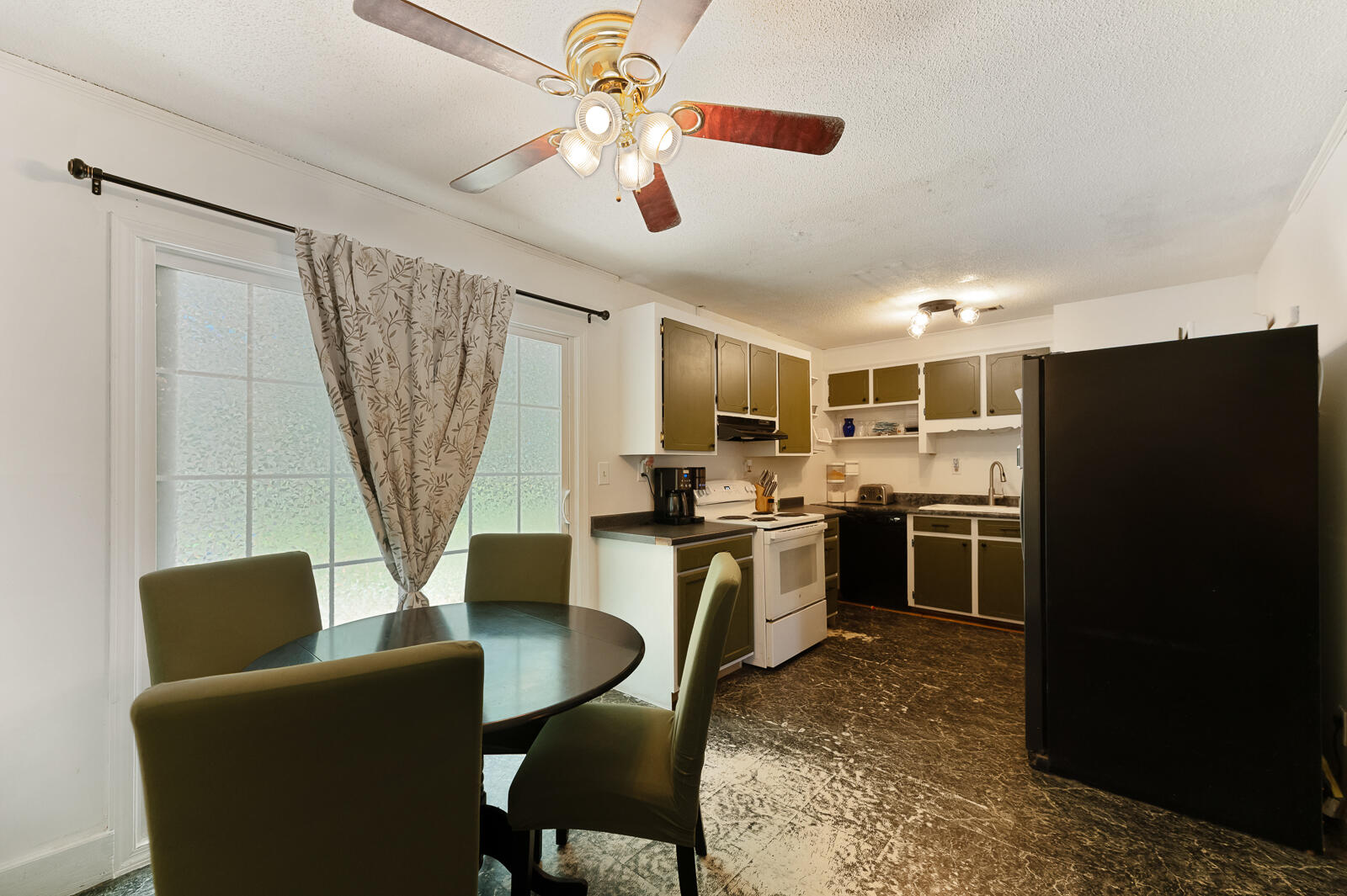 225 Arbor Road Summerville, SC 29485 - Photo 4 of 11 225 Arbor Rd (6 of 7)
