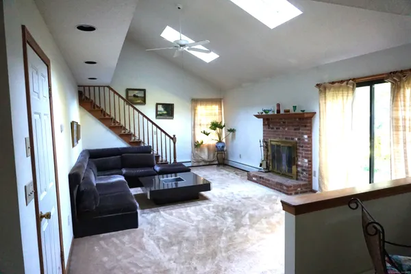 $575,000 | 24 Green Woods Lane, Farmington, CT 06085