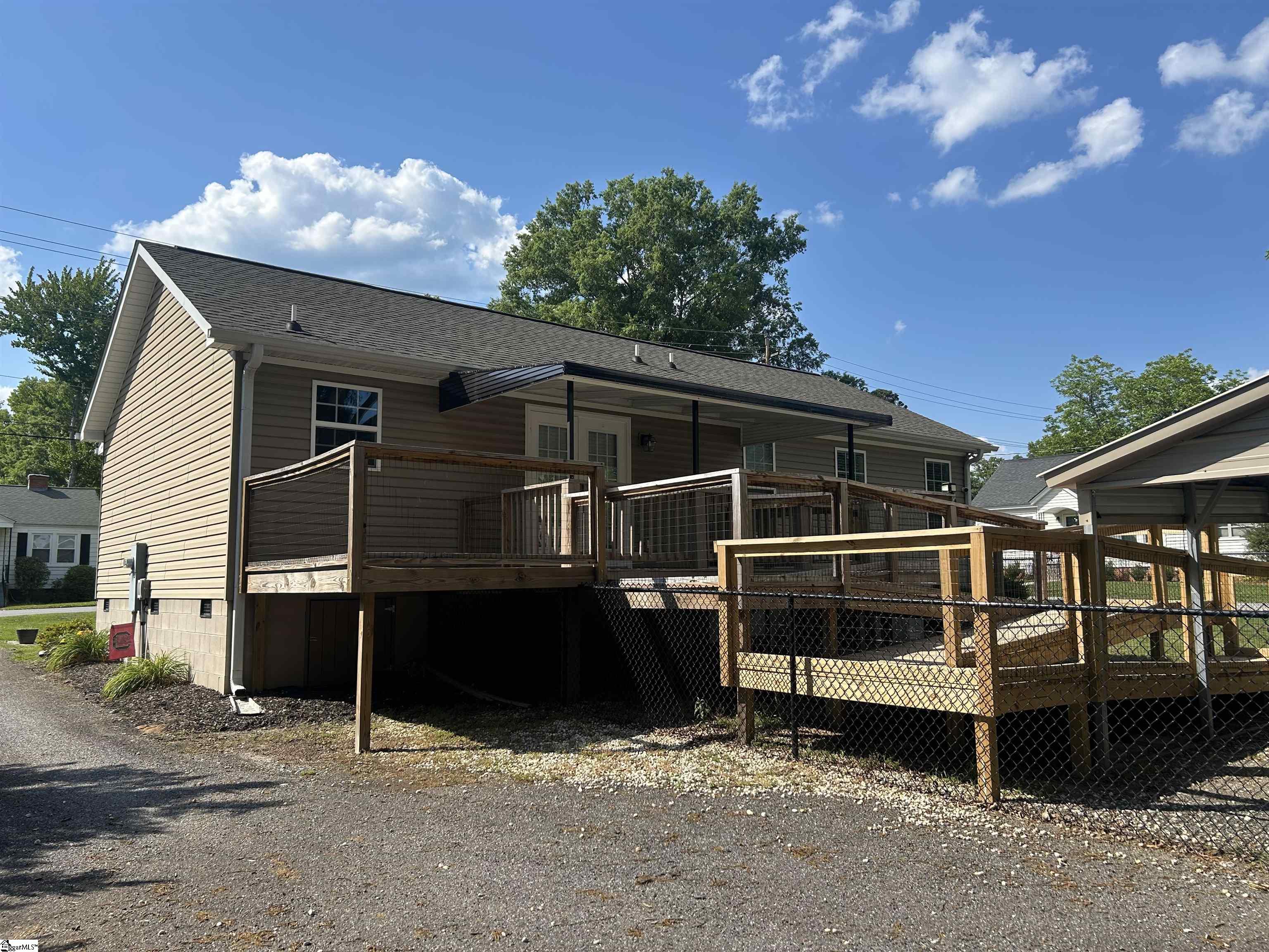 306 Shands Street Clinton, SC 29325 - Photo 4 of 41