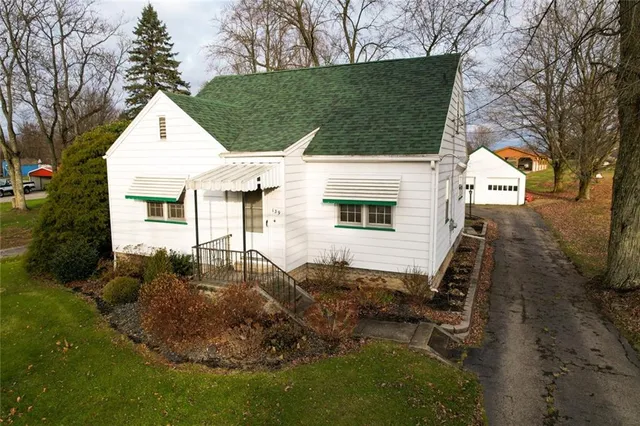 a view of a house with a yard