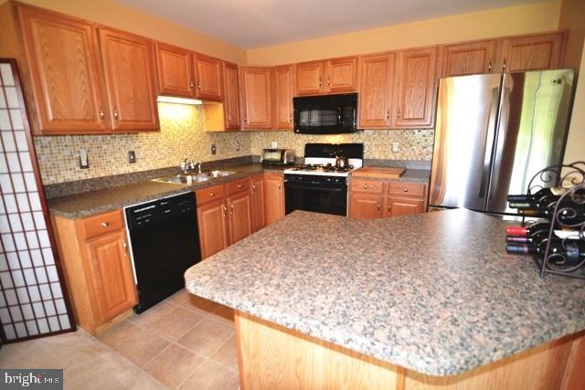 184 Radle Road Harrisburg, PA 17112 - Photo 9 of 31 Kitchen - level 1
