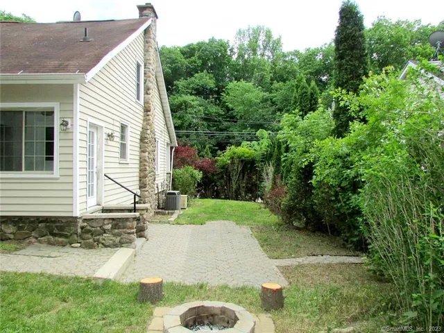 a view of back yard of the house