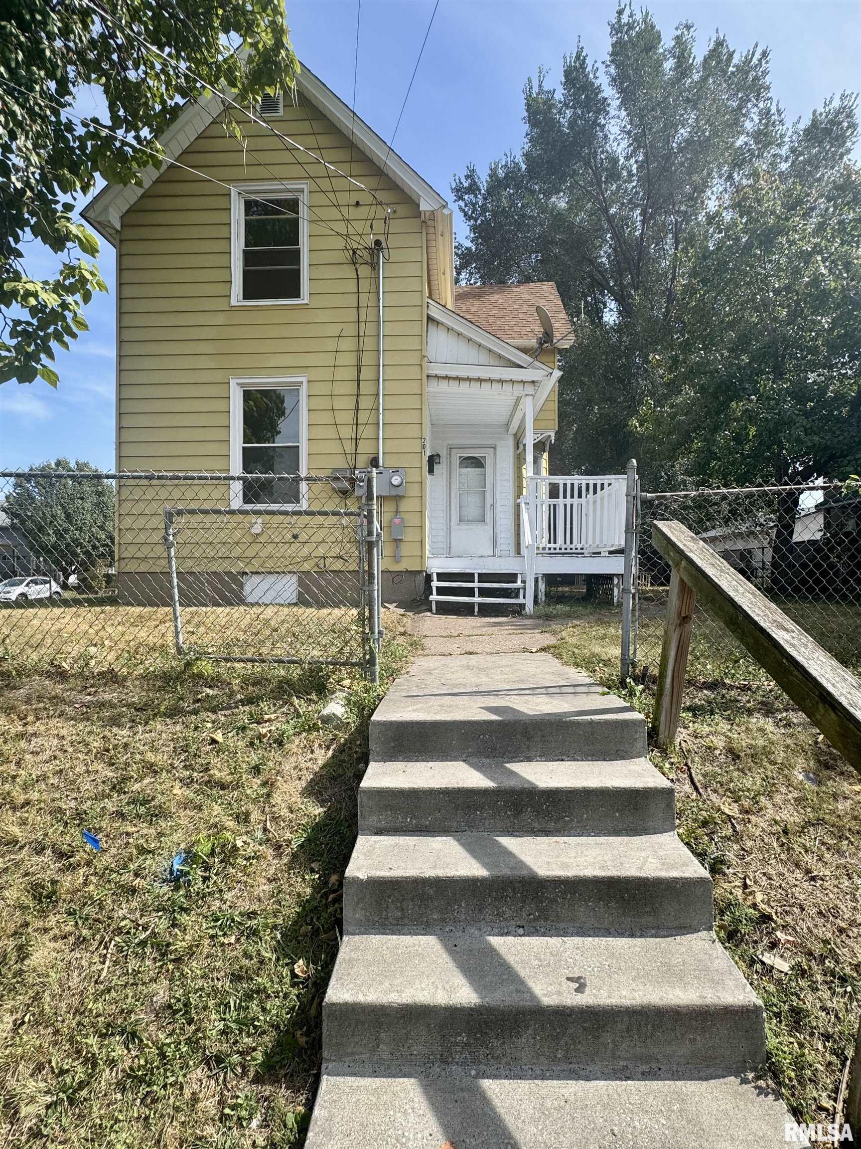 201 South Howell Street, Unit 1/2 Davenport, IA 52802 - Photo 1 of 9