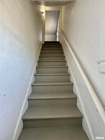 $950 | 201 South Howell Street, Unit 1/2, Davenport, IA 52802