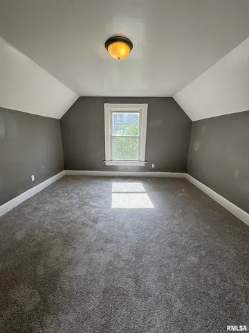 $950 | 201 South Howell Street, Unit 1/2, Davenport, IA 52802