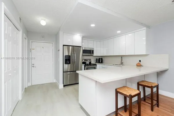 $1,950 | 6960 Miami Gardens Drive, Unit 2518, Hialeah, FL 33015