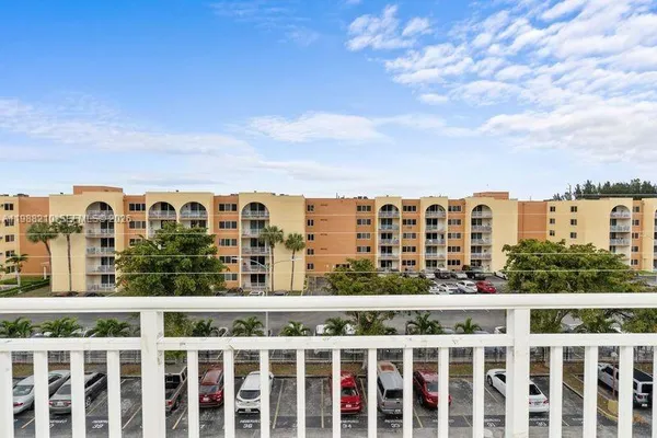 $1,950 | 6960 Miami Gardens Drive, Unit 2518, Hialeah, FL 33015