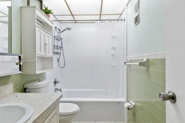 $1,950 | 6960 Miami Gardens Drive, Unit 2518, Hialeah, FL 33015