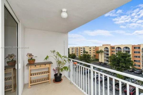 $1,950 | 6960 Miami Gardens Drive, Unit 2518, Hialeah, FL 33015