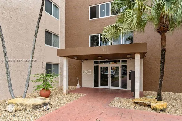 $1,950 | 6960 Miami Gardens Drive, Unit 2518, Hialeah, FL 33015