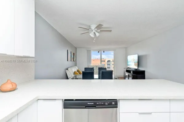 $1,950 | 6960 Miami Gardens Drive, Unit 2518, Hialeah, FL 33015