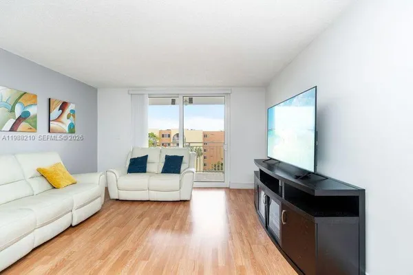 $1,950 | 6960 Miami Gardens Drive, Unit 2518, Hialeah, FL 33015
