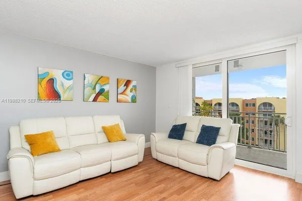 $1,950 | 6960 Miami Gardens Drive, Unit 2518, Hialeah, FL 33015