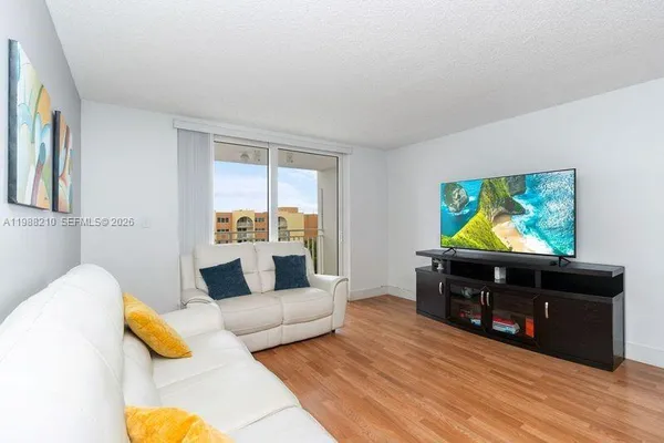 $1,950 | 6960 Miami Gardens Drive, Unit 2518, Hialeah, FL 33015