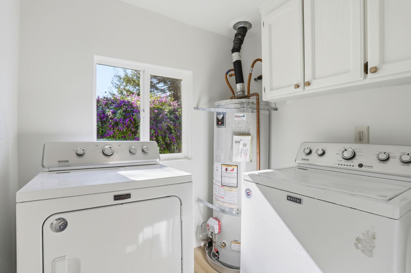 2594 San Juan Road Aromas, CA 95004 - Photo 10 of 34 a utility room with dryer and washer