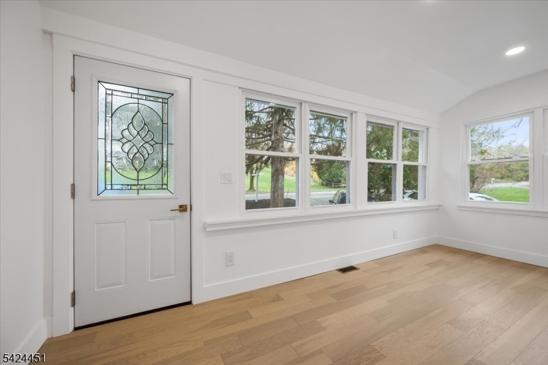 686 Meyersville Road Gillette, NJ 07933 - Photo 4 of 33