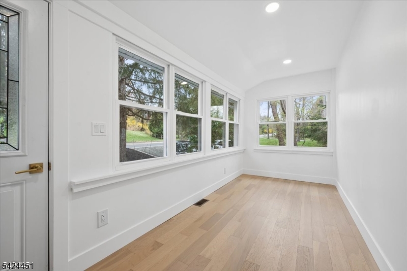 686 Meyersville Road Gillette, NJ 07933 - Photo 5 of 33