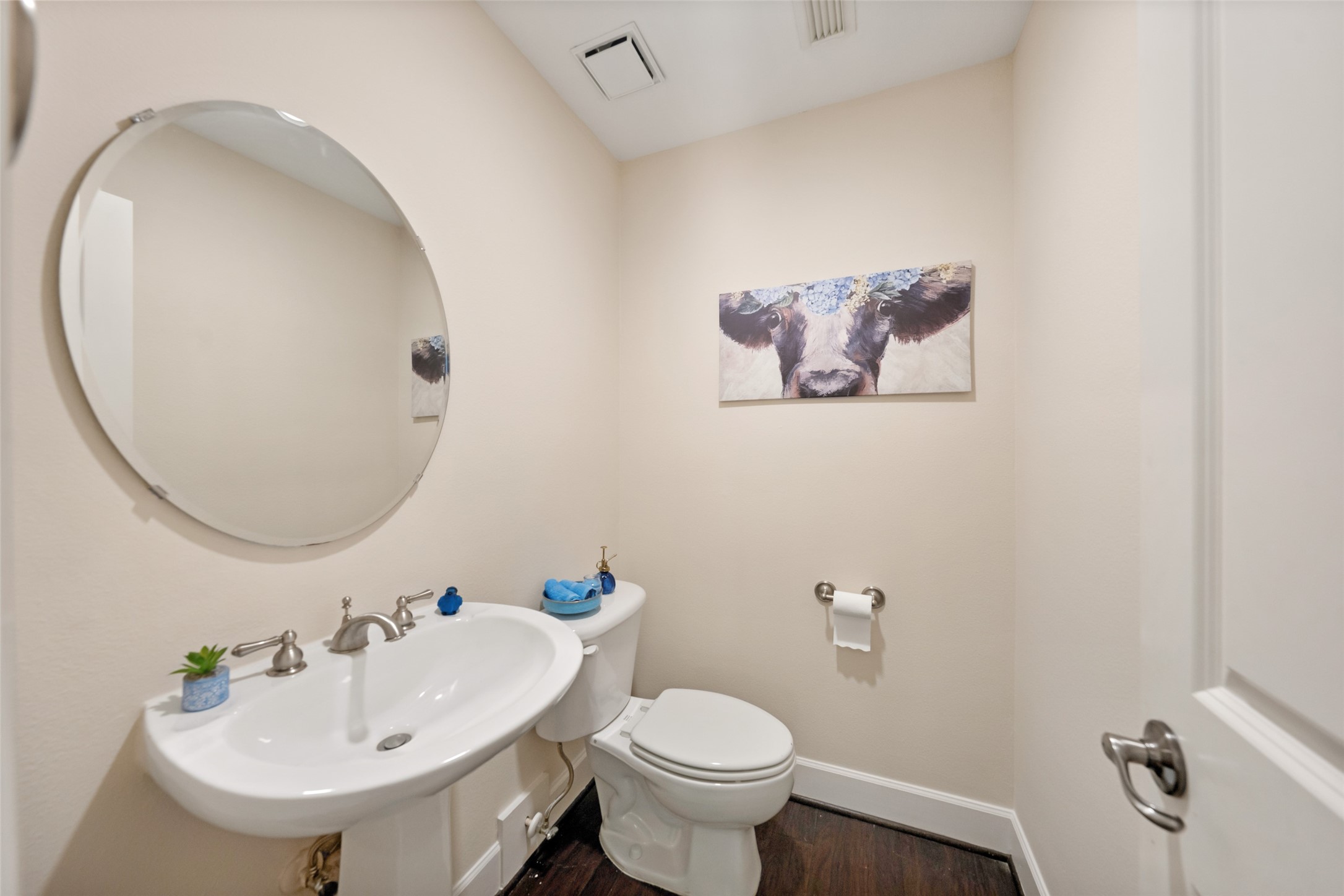562 Bomar Street Houston, TX 77006 - Photo 11 of 28 Guest bathroom on main floor
