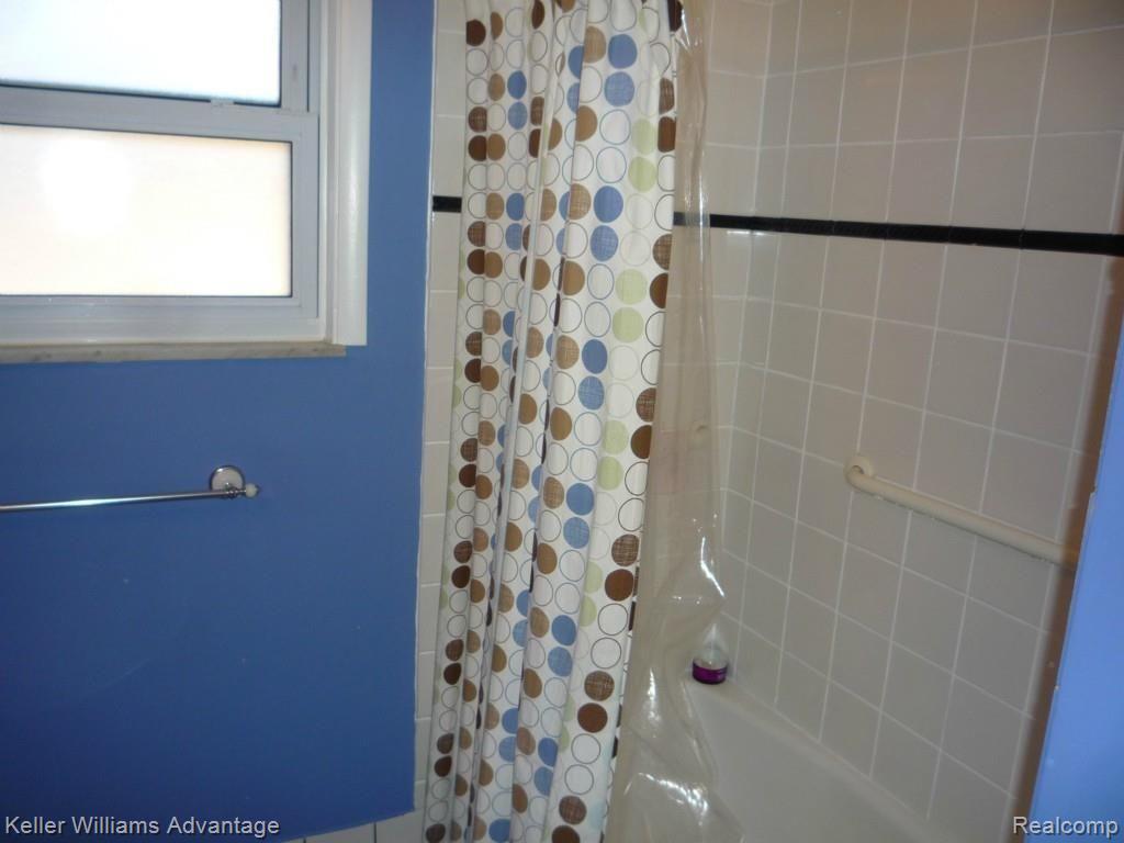 19482 Rensellor Street Livonia, MI 48152 - Photo 6 of 20 P1040193.jpg