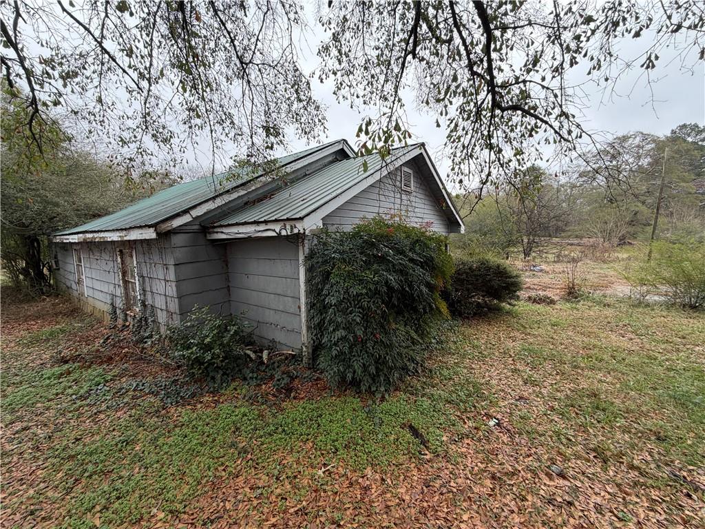 318 Morgan Valley Road Rockmart, GA 30153 - Photo 2 of 8 a backyard of a house with plants and large tree