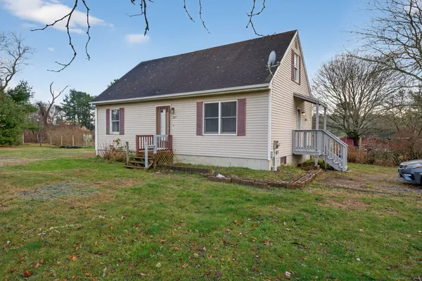 a view of a house with a yard