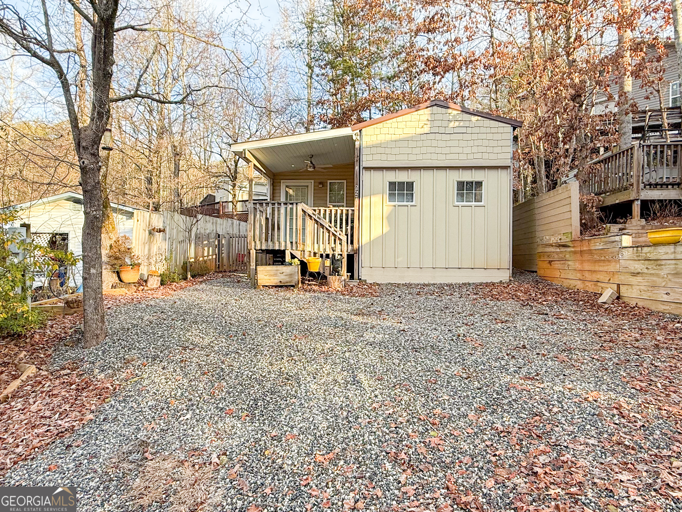 a view of a house with backyard