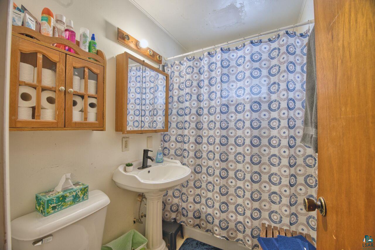 417 Arlington Road Hoyt Lakes, MN 55750 - Photo 11 of 32 Full bath featuring toilet and crown molding