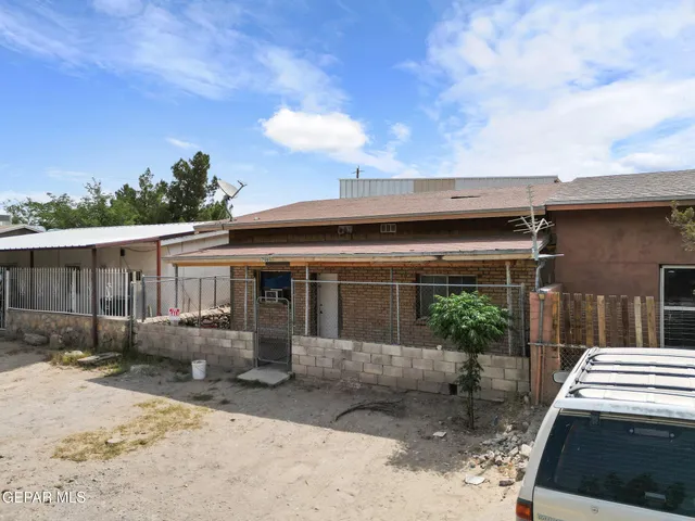 a view of a house with a backyard