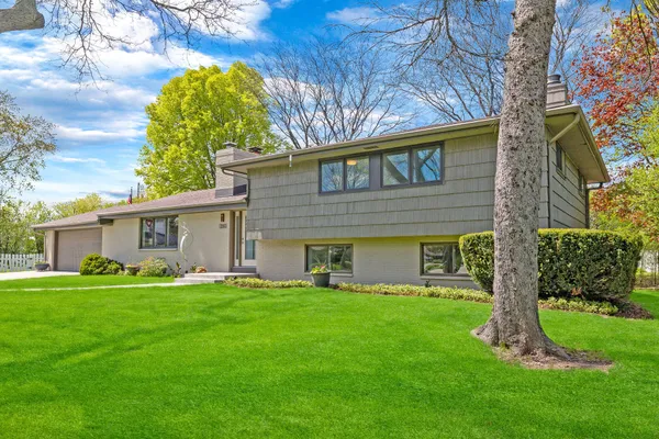 $679,000 | 250 West Suburban Court, Fox Point, WI 53217