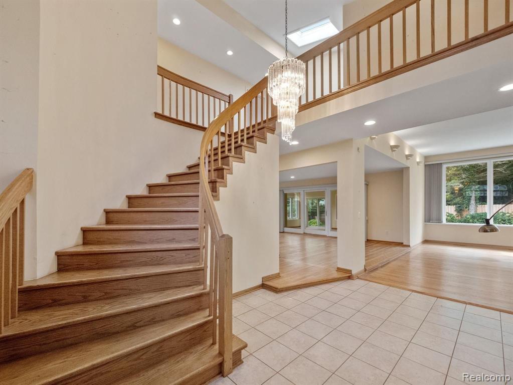 4748 South Valleyview Road West Bloomfield, MI 48323 - Photo 2 of 37