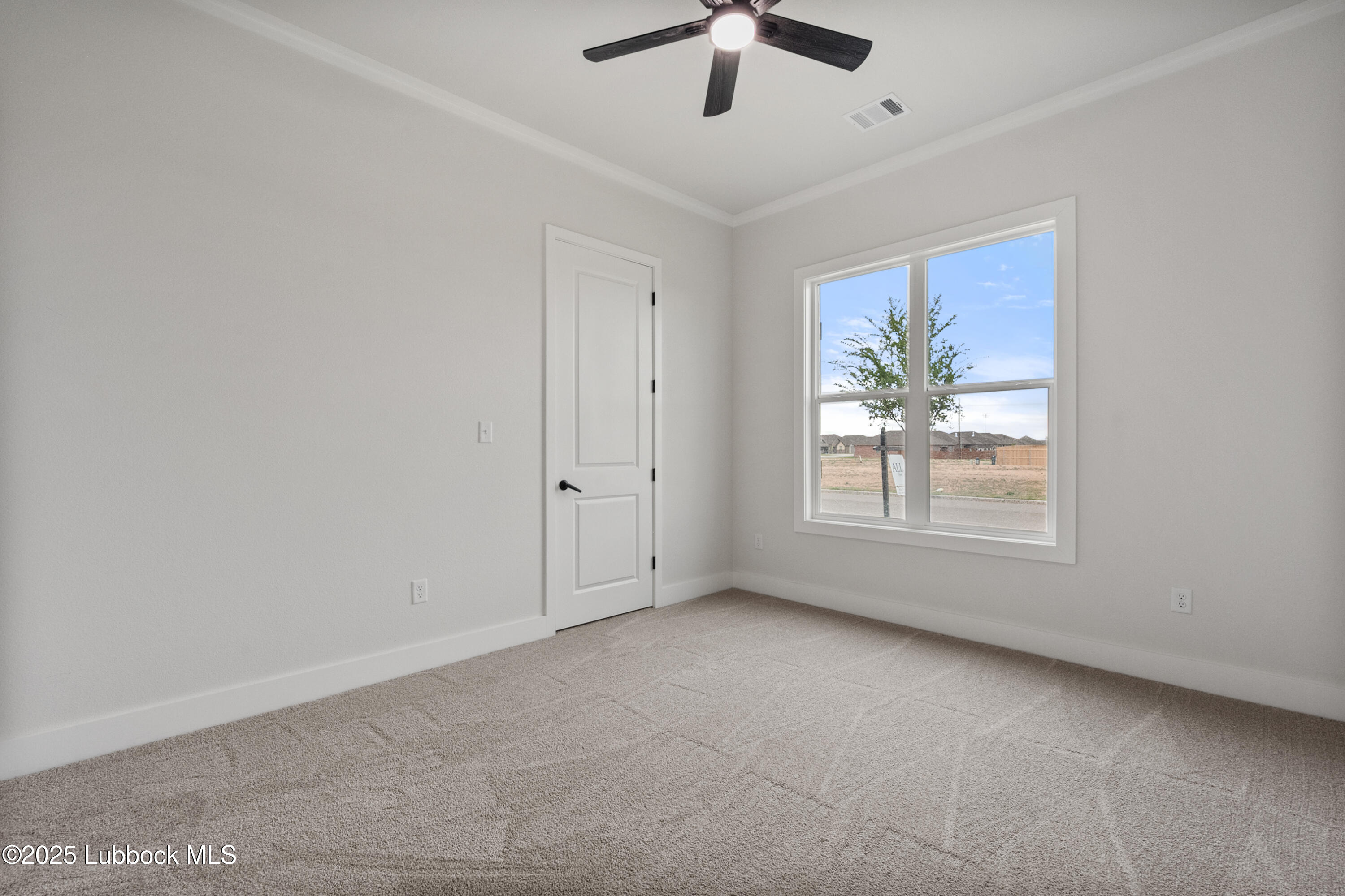 7526 57th Street Lubbock, TX 79407 - Photo 29 of 36 en empty room with windows and ceiling fan