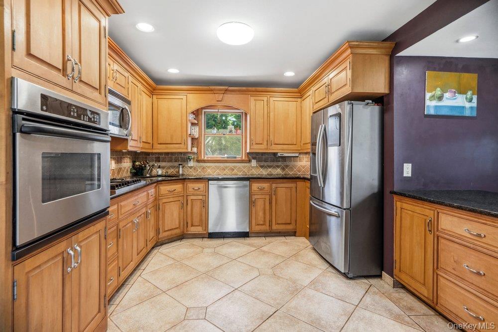 76 Alton Road Babylon, NY 11702 - Photo 9 of 31