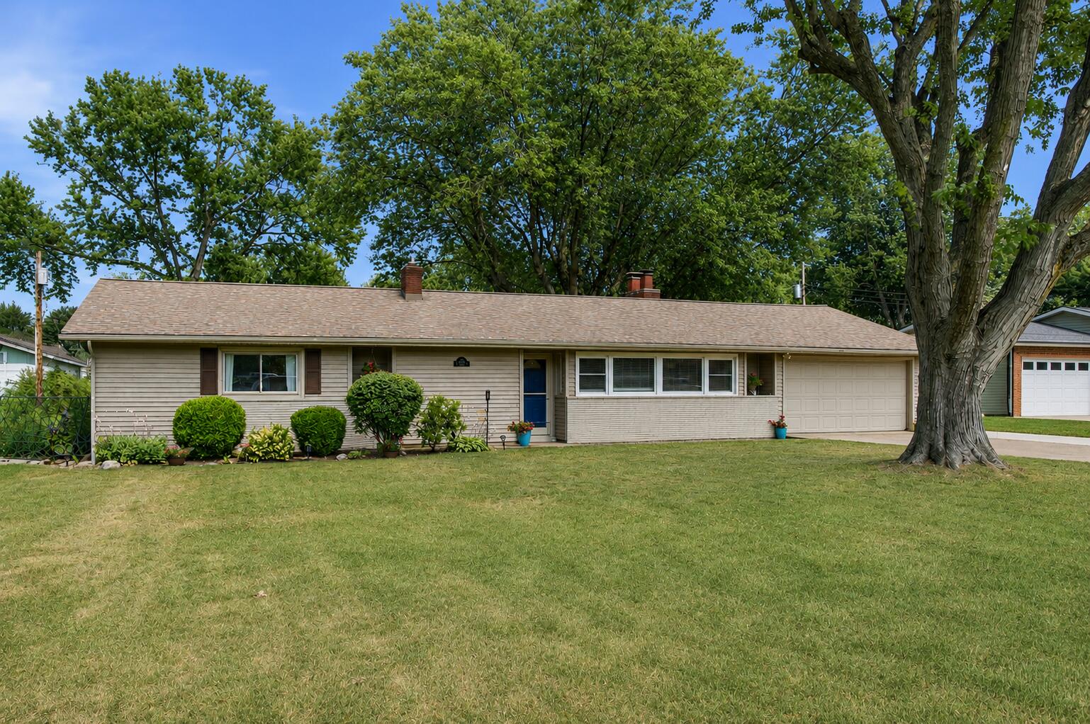 2813 East Hanley Road St. Joseph, MI 49085 - Photo 3 of 31 Front