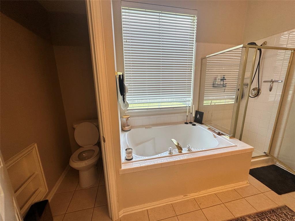 2450 Streamside Court Frisco, TX 75036 - Photo 19 of 28 a bathroom with a tub and toilet