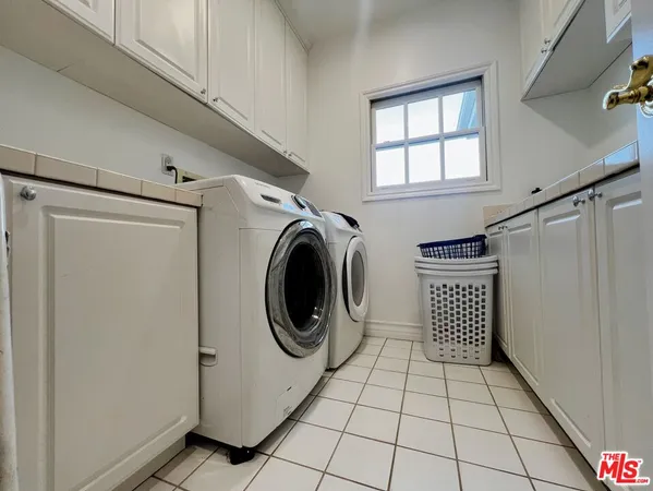 a view of a storage & utility room with washer and dryer
