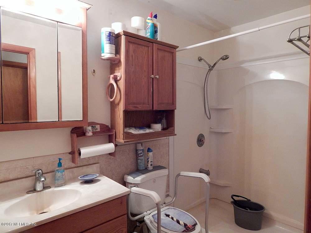 7979 Breezy Point Road East Melrose, FL 32666 - Photo 21 of 36 hall bath