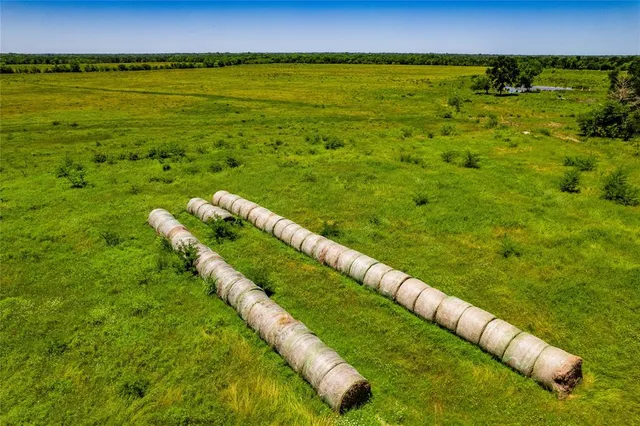 a view of a yard with a house