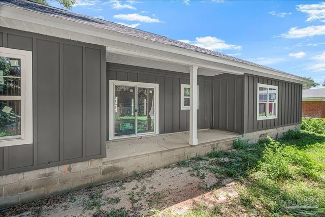 a view of a back yard