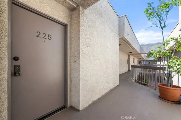 $4,295 | 15215 West Magnolia Boulevard, Sherman Oaks, CA 91403