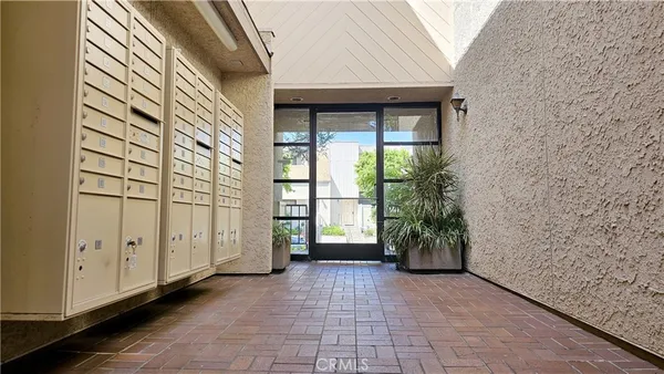 $4,295 | 15215 West Magnolia Boulevard, Sherman Oaks, CA 91403
